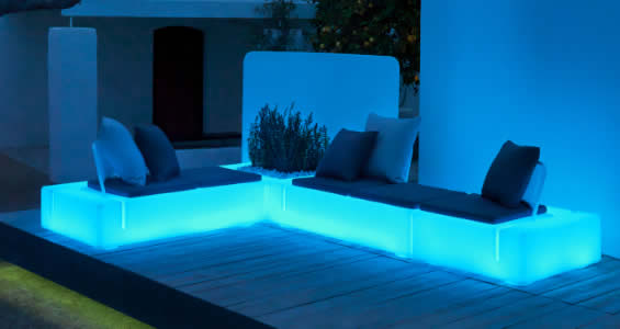 Un canapé extérieur lumineux de couleur bleu