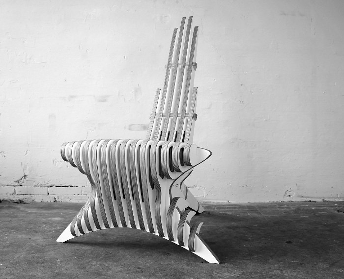 Chaise grise de Peter Qvist